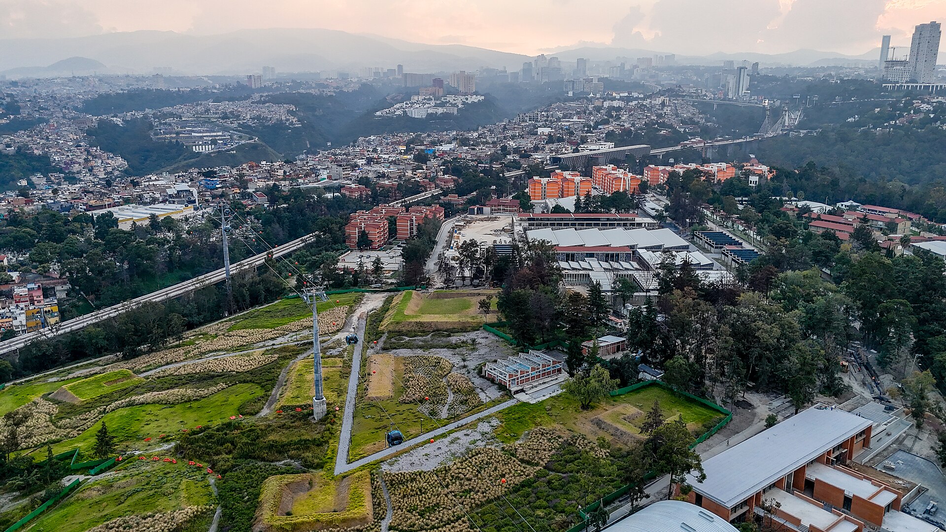Vista aérea de instalaciones culturales y áreas verdes de la cuarta sección de Chapultepec