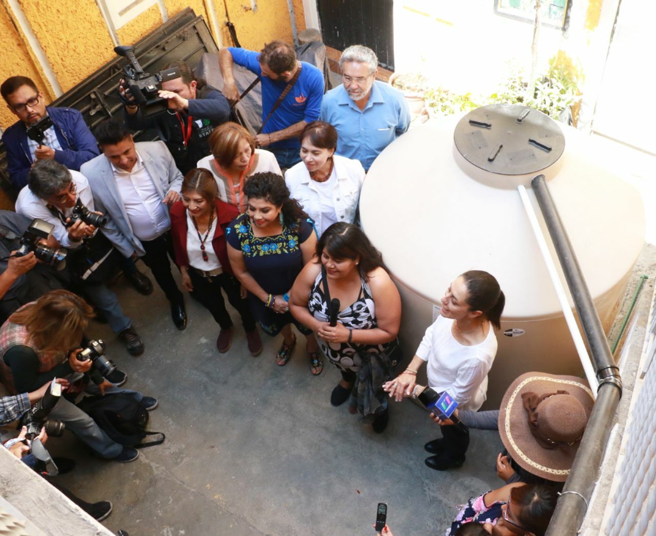Instalación de un sistema de captación de agua de lluvia en una vivienda de Iztapalapa