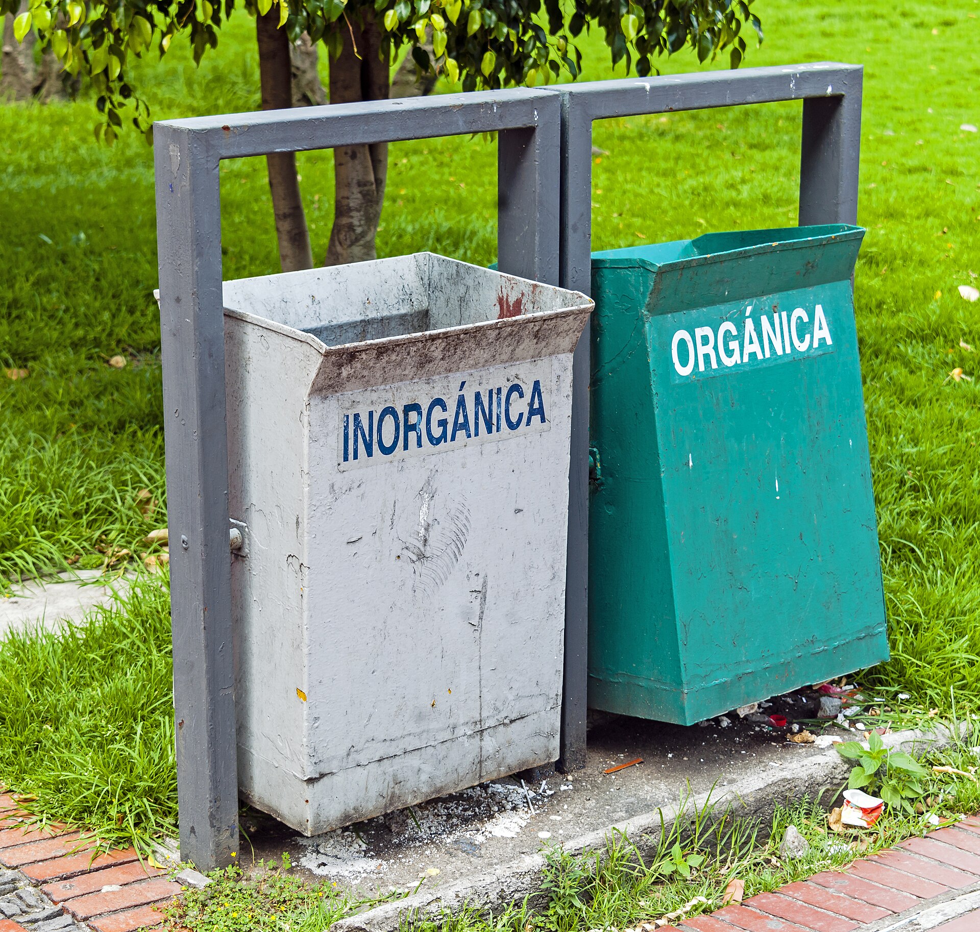 Contenedores de separación de residuos en el campus de Ciudad Universitaria, Ciudad de México