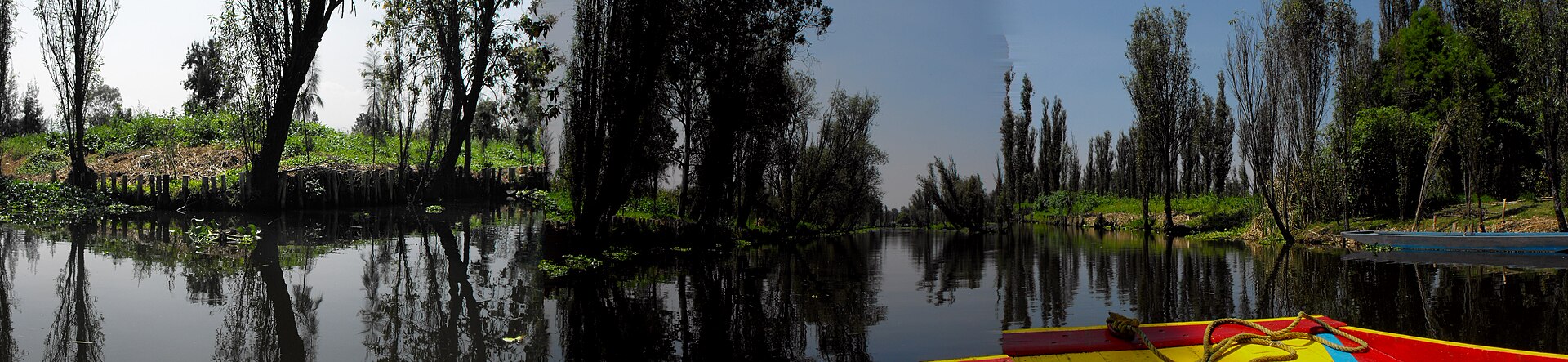 Canales de Xochimilco vistos en una toma panorámica con trajineras